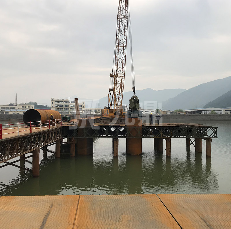   應(yīng)急貝雷鋼便橋和固定貝雷鋼便橋具有構(gòu)件少，重量輕，成本低的特點(diǎn)