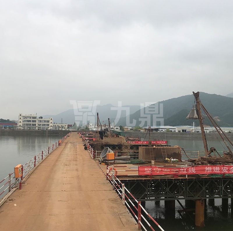 鋼平臺鋪設(shè)后需在兩邊焊接安全護欄